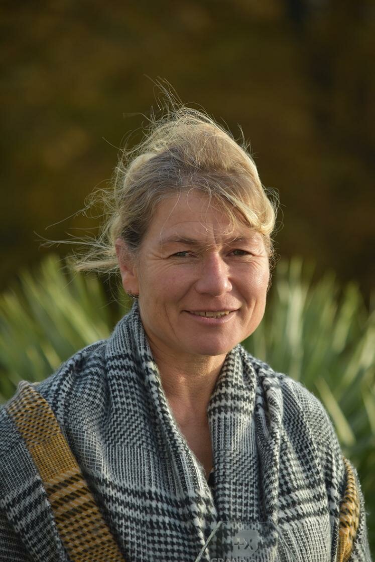 Isabelle Desmots reconnaît ne pas délaisser sa place, ni dans son élevage, ni à la mairie où elle est conseillère municipale de Nivillac (56). 